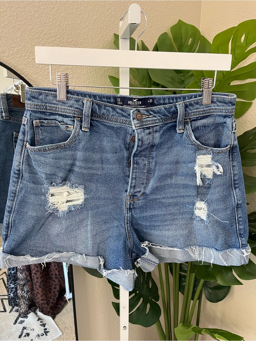 ✨ Hollister Curvy Ultra High-Rise Mom Shorts Distressed Denim Shorts Sz 13 W31